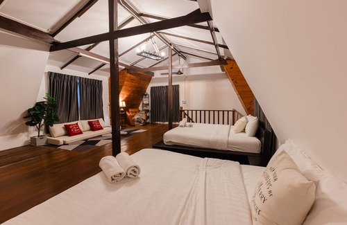 Hin Lek Fai Hotel | 60s Town