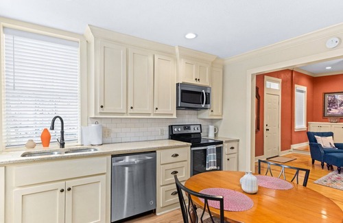 Natchez Condo | 610 Franklin: 5B | 1/1 | Heart of Downtown | Washer/Dryer