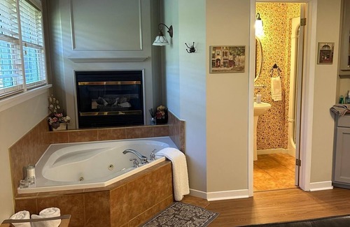 Historic Old Town Bed & Breakfast | 627 On King Bed and Breakfast