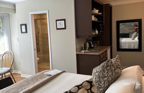 Historic Old Town Bed & Breakfast | 627 On King Bed and Breakfast