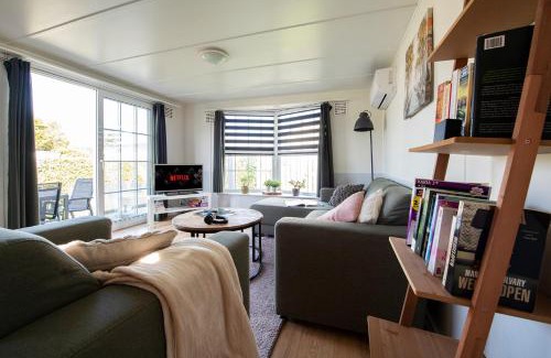 Oisterwijk Ski Chalet | 64, Charming Nature Retreat, Near Efteling, with Private Parking & Garden