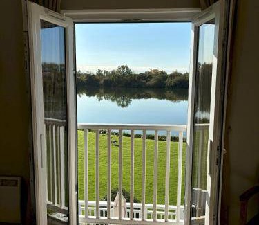 South Cerney Cabin | 65 m² Lodge ∙ 3 bedrooms ∙ 6 guests