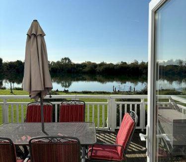 South Cerney Cabin | 65 m² Lodge ∙ 3 bedrooms ∙ 6 guests