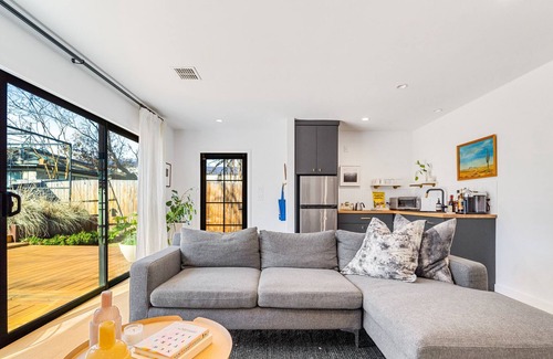 Hancock House | 650 sf 1/1 Modern Guest House - The Perfect Perch for Exploring Austin!