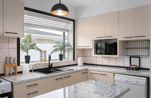 Gisborne House | 650m to Inner Harbour & Town!