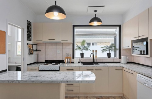Gisborne House | 650m to Inner Harbour & Town!