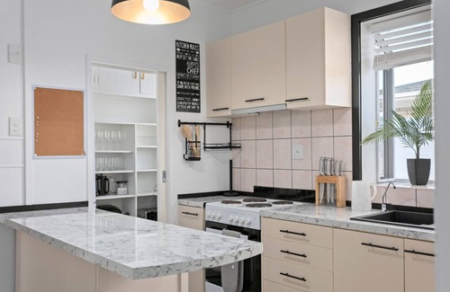 Gisborne House | 650m to Inner Harbour & Town!