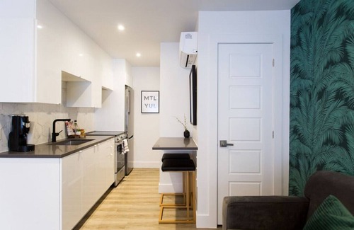 Little Italy Apartment | 6768 - 303 · Studio Palms Steps from Jean Talon Market Full Bath by Den Stays