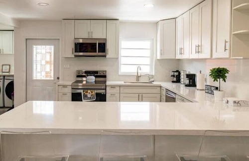 Tamiami House | 6BR Fun Oasis w/Jacuzzi, BBQ & Retro Game Room