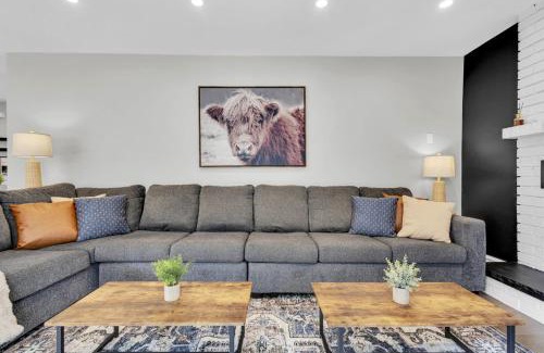 Lisgar House | 6BR house near Shops, Transit, Hwy and GO