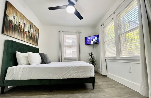 North University House | 6Br | Ideal Location to Downtown & UT