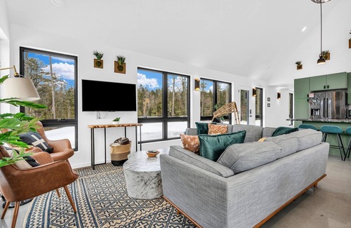Bethel House | 6BR Luxury Cabin | Fire Pit Hot Tub Fun Awaits