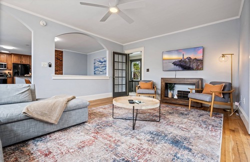 Deering Center House | 6BR Sleeps 16 w/Balcony 10 mins to Downtown