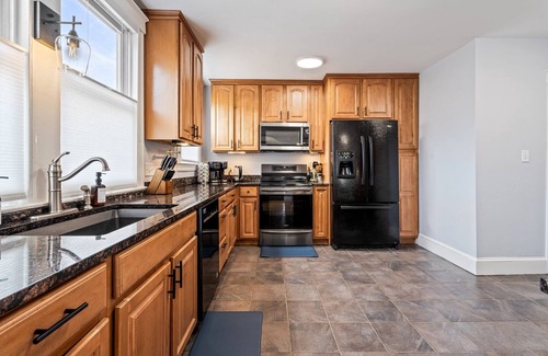 Deering Center House | 6BR Sleeps 16 w/Balcony 10 mins to Downtown