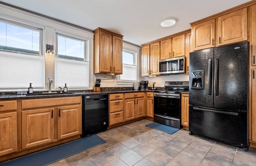 Deering Center House | 6BR Sleeps 16 w/Balcony 10 mins to Downtown