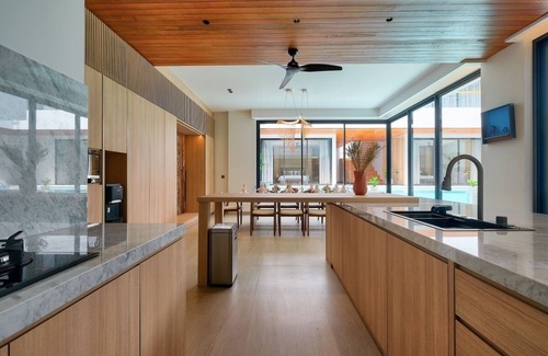 Jimbaran Bay Villa | 6BR Villa, Just a short walk from Kedonganan Beach