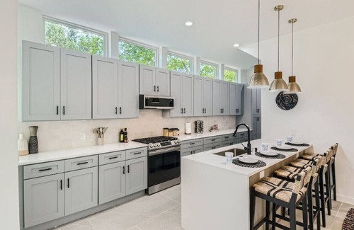 Austin House | 7 BDRM Compound DT Austin I Clubhouse I Heated Pool March 2025 I SXSW Top Spots!