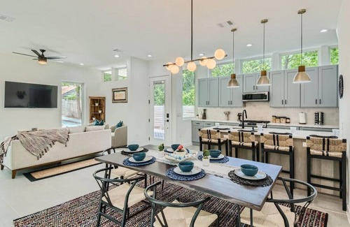 Austin House | 7 BDRM Compound DT Austin I Clubhouse I Heated Pool March 2025 I SXSW Top Spots!