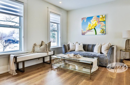 Louth Cottage | 7 bed 7 bath, Lakehouse on Lake Ontario! Pool, Hot tub, 5 acres!
