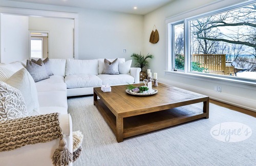 Louth Cottage | 7 bed 7 bath, Lakehouse on Lake Ontario! Pool, Hot tub, 5 acres!