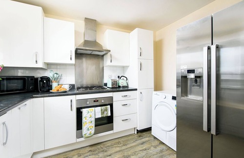 Patchway House | 7 bed home designed for contractors and families