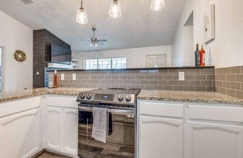 Johnson City House | 7 Bed Home/Mins to Wineries/Walk to Town Square