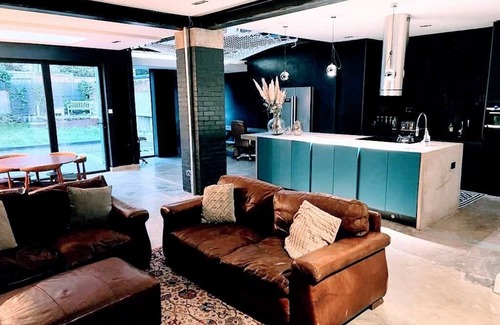 Winchmore Hill House | 7 Bed House - Sleeps 26 - Parking - Wifi - Garden