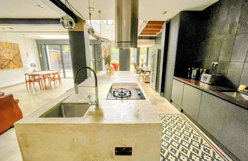 Winchmore Hill House | 7 Bed House - Sleeps 26 - Parking - Wifi - Garden