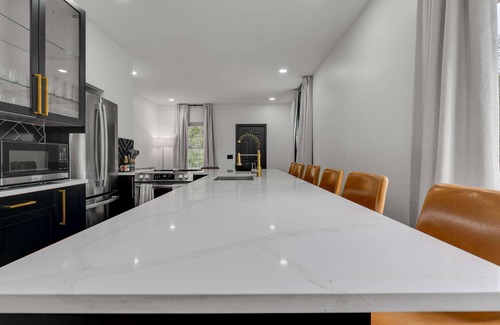 Weinland Park House | 7 Bed - Urban Hot Tub Oasis near OSU & Short North