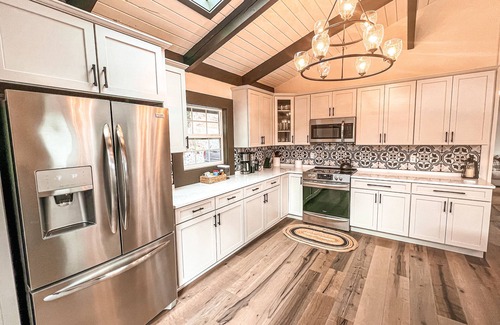 Cadiz House | 7 bedroom lakefront oasis on Lake Barkley - 3 acres with NEW private dock 2024
