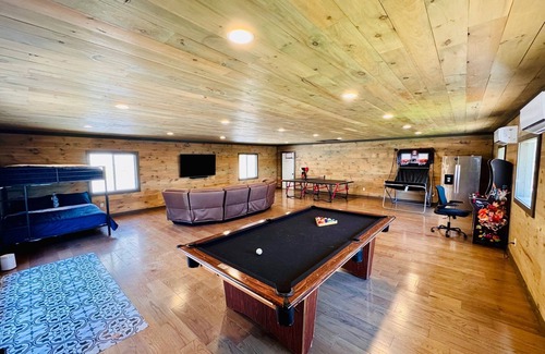 Cadiz House | 7 bedroom lakefront oasis on Lake Barkley - 3 acres with NEW private dock 2024