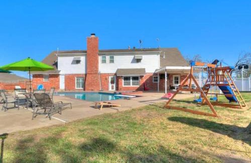 Central Oklahoma City House | 7 Bedroom Luxurious retreat with Heated Pool, Hot tub & King Beds