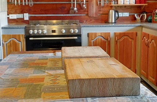 Hamurana Cabin | 7 Bedroom Rustic lodge 45 min to Hobbiton Amazing NZ attractions Groups welcome
