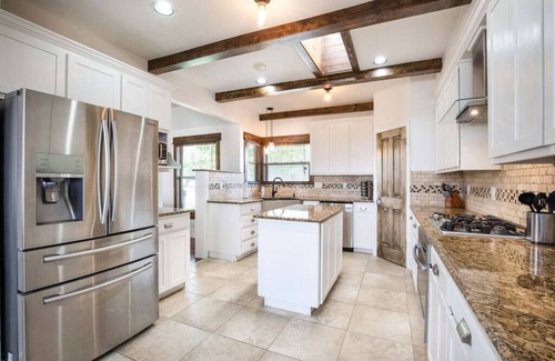Austin House | 7 Bedroom | Sleep 26 | Pool | Hot Tub | Pool Table