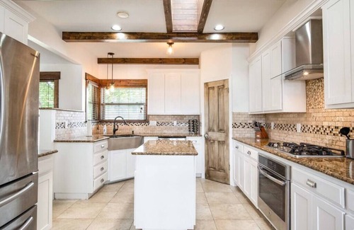 Austin House | 7 Bedroom | Sleep 26 | Pool | Hot Tub | Pool Table