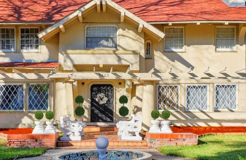 Gentilly Terrace House | 7 Beds- 2 Kings & 5 Queens! Buy 2 Nights-Get 1 Night FREE during Essence Fest!