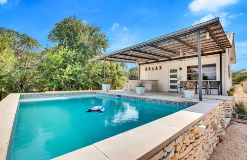 Driftwood House | 7 BR Gated Compound | Sleep 26 | Pool | Pickleball Court