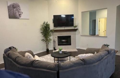 San Antonio House | 7-BR, H. Thea., near attrns -St2
