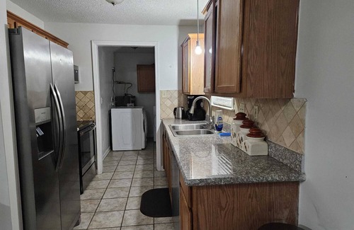 Raleigh House | 7 BR Secluded Compound-Abundant Parking-Minutes from Downtown & Airport.