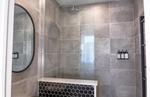 Plateau Mont Royal Apartment | #7 - Charming Studio - Self Check in - Plateau - St-Denis - AC - TV