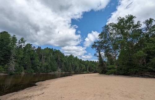 Riviere-Rouge Ski Chalet | 7- Forfait domaine privé de 50 acres en forêt au bord de la rivière rouge
