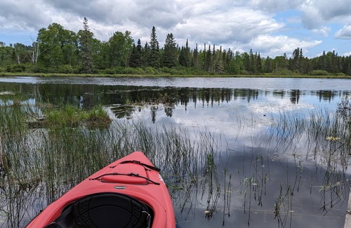 Riviere-Rouge Ski Chalet | 7- Forfait domaine privé de 50 acres en forêt au bord de la rivière rouge