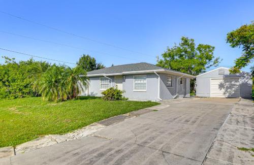 Englewood East House | 7 Mi to Beach Cozy Home with Yard in Englewood!