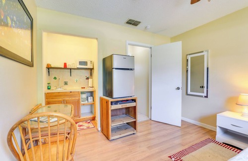 Pinellas Park Apartment | 7 Mi to Beach: Pinellas Park Studio w/Patio