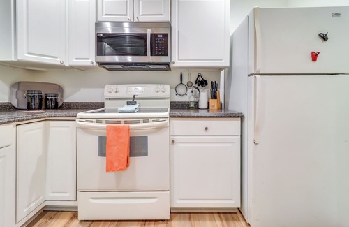 Bedford Apartment | 7 Mi to Downtown: Toledo Apt Near Franklin Park