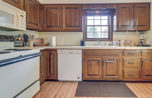 Bedford Apartment | 7 Mi to Downtown Toledo & Riverfront: Cozy Apt!