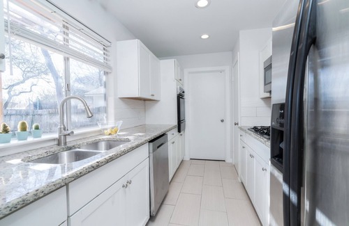 Carrell Oaks House | 7 mi to DT✔house in 3B/2B✔2 king beds ❄shaded patio❤️pet friendly& garage park