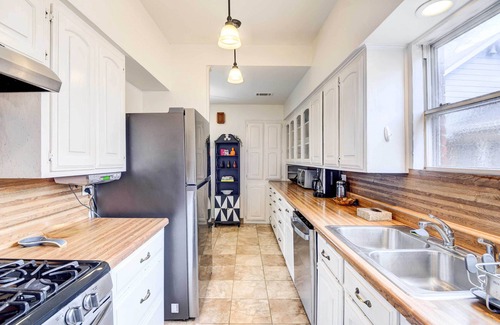 Oak Cliff House | 7 Mi to Dtwn Dallas: Cozy Home w/Yard!