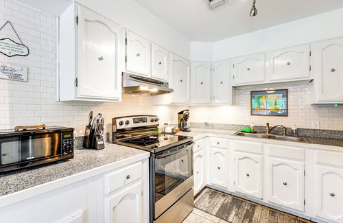 North San Antonio - SAT House | 7 Mi to Dtwn San Antonio: Charming Home w/Yard