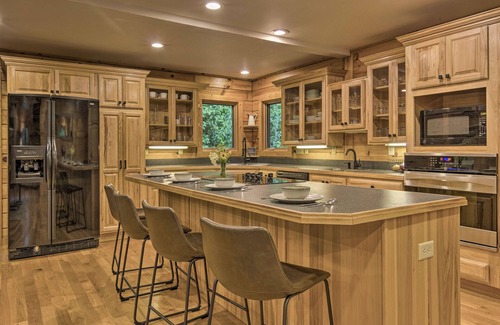 Mars Hill Cabin | 7 Mi to Ski Slopes: Mars Hill Cabin w/Hot Tub!